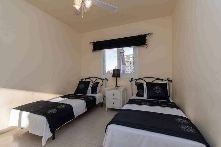 Holiday home with pool near the sea in Playa de la Arenita (Arona), Arona