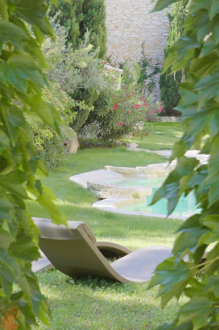 Hôtel pour 25 personnes, avec terrasse ainsi que jardin et piscine à Orgone - 3