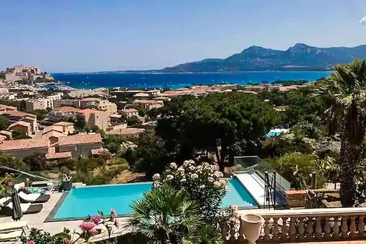 Location de vacances pour 4 personnes, avec piscine en Corse