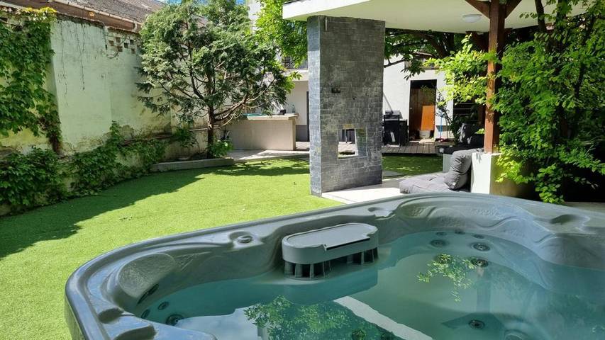Villa para 10 pessoas, com jacuzzi e sauna e ainda jardim em Budapeste