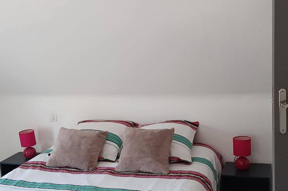 Small house in the historic Ste Croix district in Josselin, Pontivy region