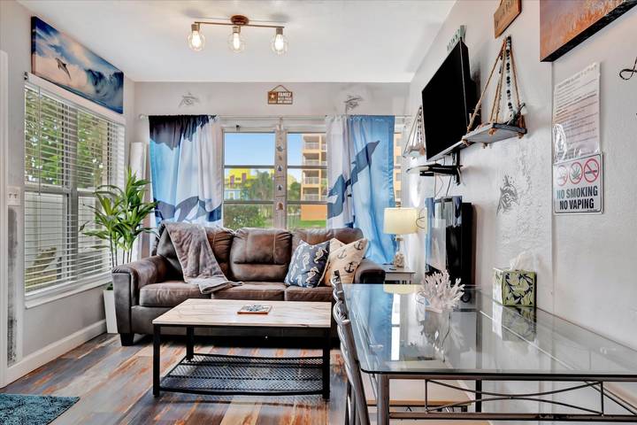 Vacation rental for 4 people, with balcony and yard, kid friendly in Treasure Island