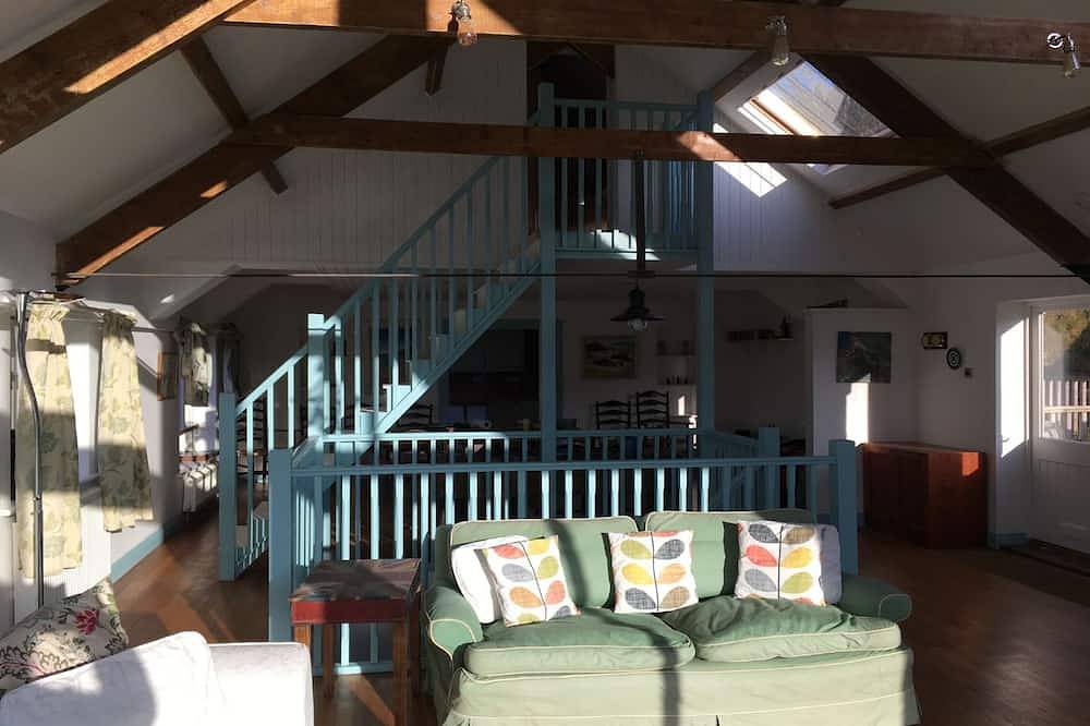 Escape to coastal bliss at this stylish family retreat of Lower Hillcott in Crackington Haven, Pentire Point - Widemouth