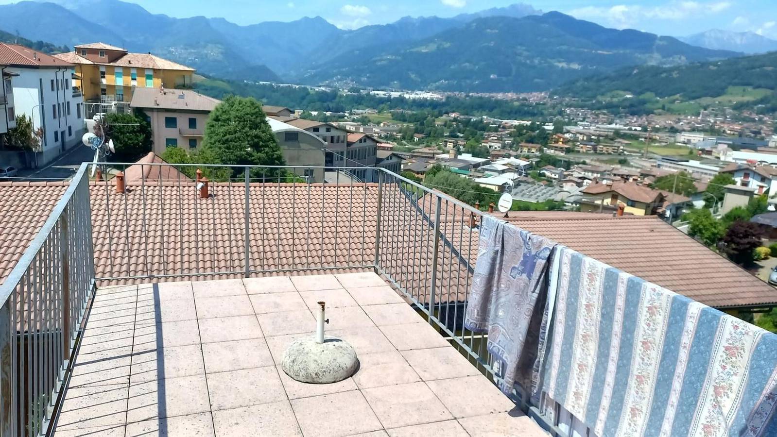Ganze Wohnung, Apartment „Piano B“ mit Bergblick, privater Terrasse und Balkon in Peia, Prealpi Bergamasche Orientali