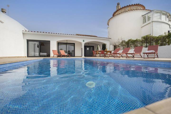 Casa rural para 6 personas, con terraza además de jardín y vistas en Ampuriabrava