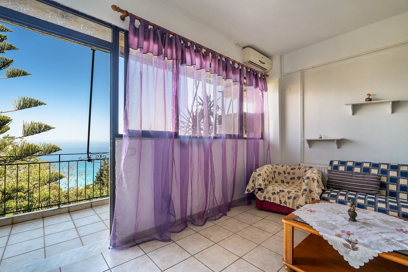 Entire apartment, 'Vangelis Apartment' with Sea View, Terrace & Wi-Fi in Kefalonia
