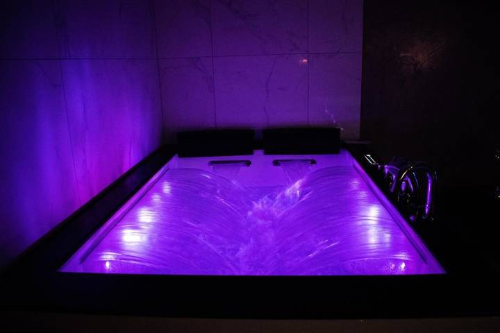 Chambre d’hôte pour 2 personnes, avec Jacuzzi ainsi que Terrasse et Sauna