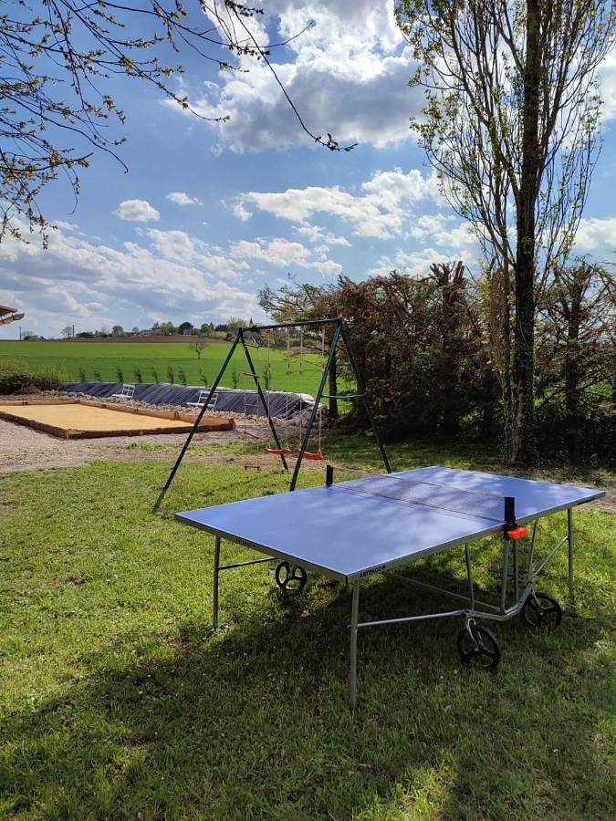 Location de vacances pour 2 personnes, avec bassin pour enfant et piscine ainsi que vue et jardin à Bellon - 4