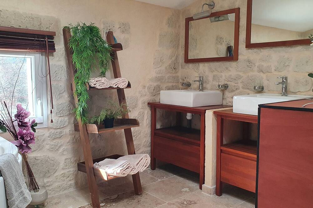 Appartement entier, Gîte de Pied Chapel: spa, piscine et pleine nature en Sud Ardèche in Alba-la-Romaine, Privas (arrondissement)