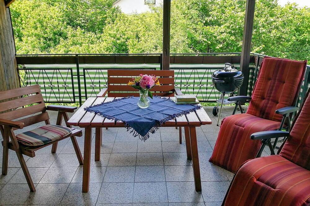 Ganze Wohnung, Gemütliche Ferienwohnung mit überdachter Terrasse in Schönau a.d.Brend, Rhön-Bayern