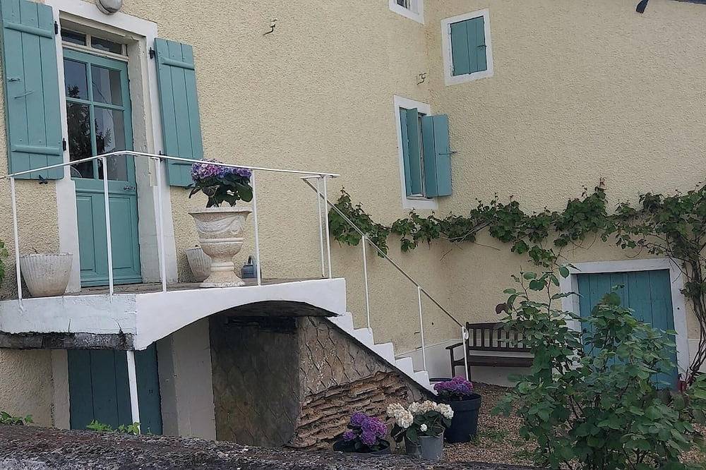 Verneuil Farmhouse Retreat - Sleeps 8, Near Lake in Verneuil, Regionaler Naturpark Périgord-Limousin