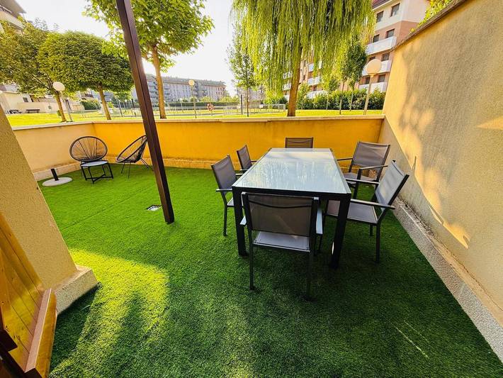 Apartamento para 6 personas, con Balcón y Terraza además de Jardín y Piscina en Jaca