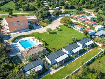 Camping für 6 Personen, mit Garten und Pool sowie Terrasse in Banjole