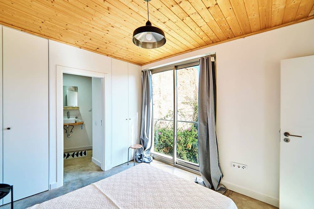 2-bedroom villa in beautiful Faro with cool Ac breeze in São Pedro, Faro