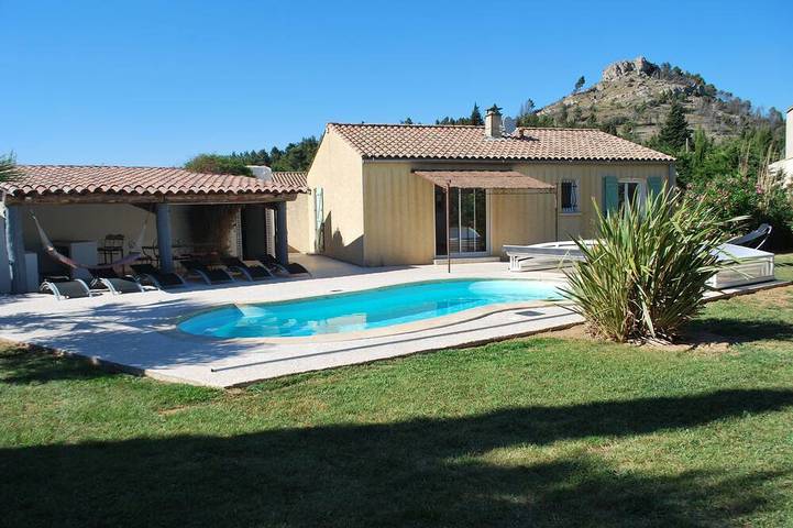 Location de vacances pour 6 personnes, avec terrasse et jardin à Montséret