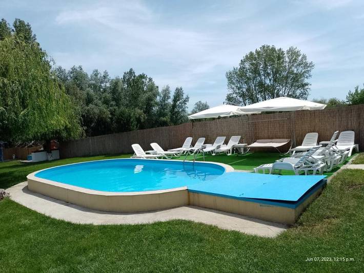 Albergue para 2 personas, con vistas y piscina además de jardín y balcón en Rumania