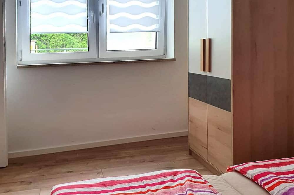 Entire apartment, Modern and spacious apartment, with separate access in Dohna, Eastern Ore Mountains