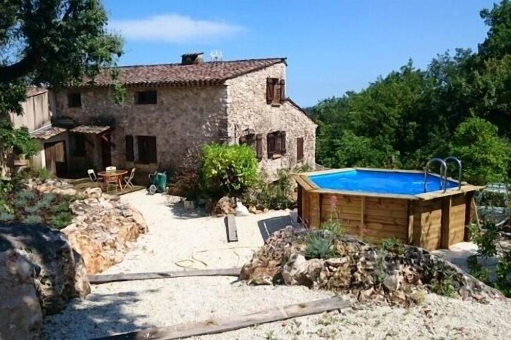 Authentic charming house in a quiet wooded park. in Saint-Jeannet, Cannes region