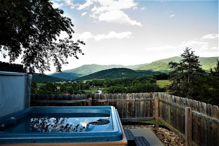 Vacation rental for 2 people, with hot tub and yard as well as terrace in Virginia