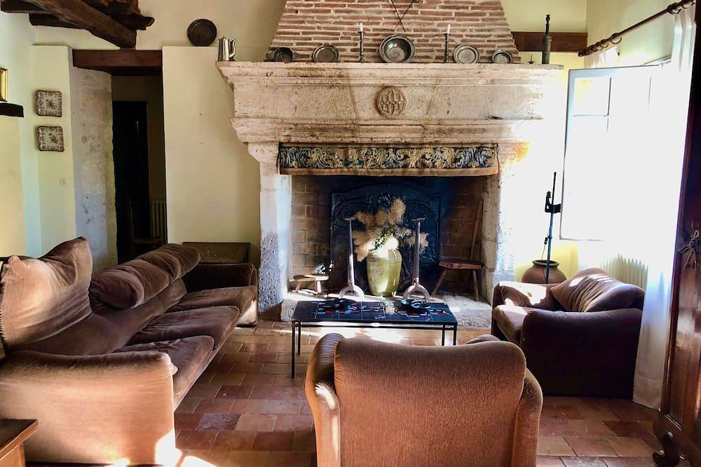 Old house, charm and calm assured. For eight people in Montpezat, Agen region