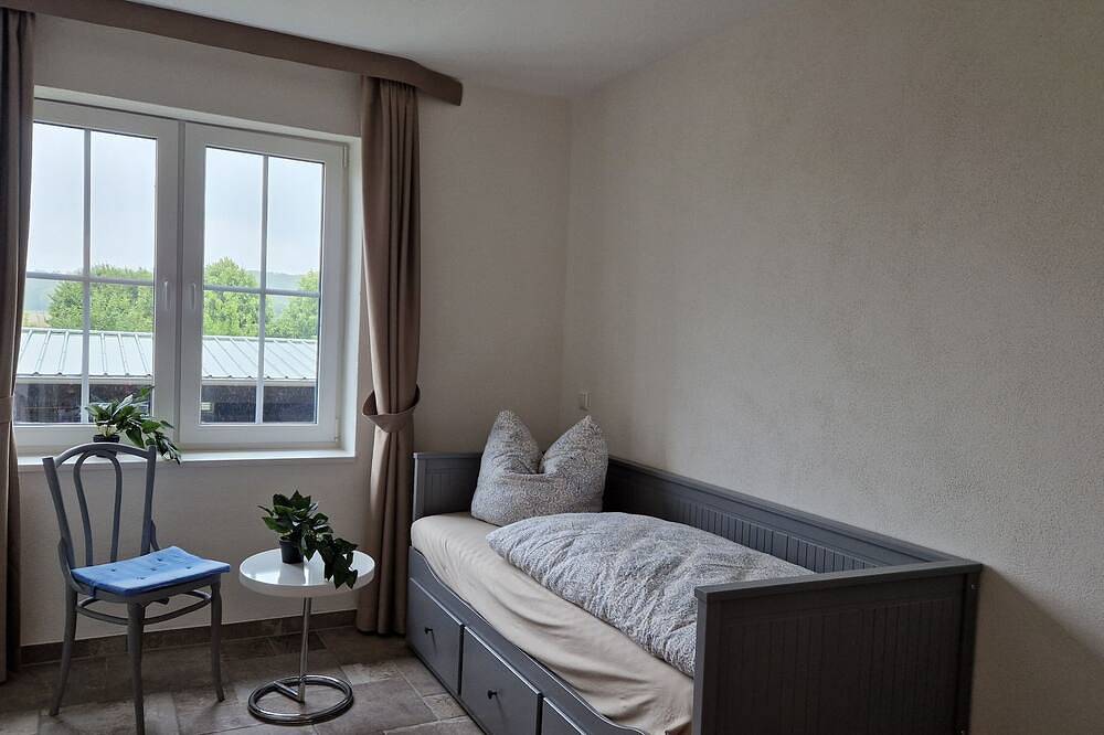 Ganze Wohnung, Idyllisch in der Landschaft liegendes Anwesen  4 Schlafzimmer und Sauna in Hillesheim, Vulkaneifel