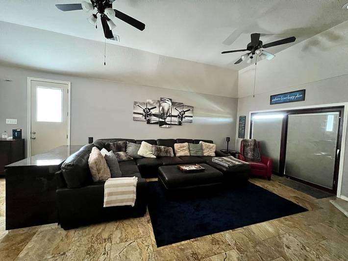 Vacation rental for 16 people, with yard and terrace as well as hot tub, with pets in Round Rock