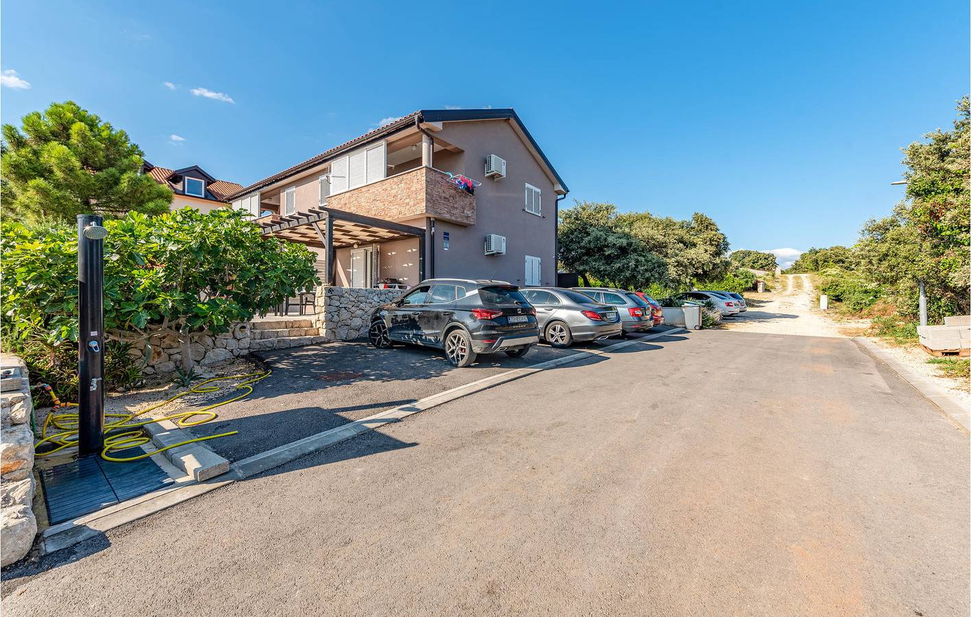 Ganze Ferienwohnung, Apartment mit Meerblick, Terrasse, Parkplatz und WLAN, 700 m vom Strand entfernt in Mandre, Pag