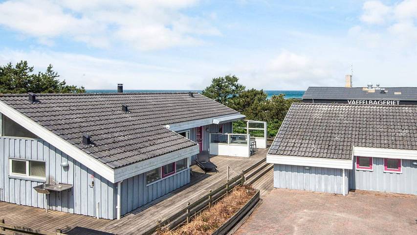 Ferieudlejning for 9 personer, med terrasse og jacuzzi i Fjellerup Strand