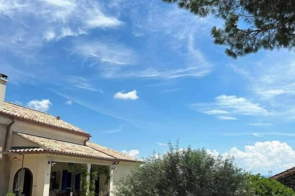 Chambres d'hôtes La Magnanerie in Saint-Julien-de-Peyrolas, Région de Nîmes