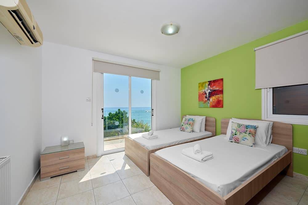 Beach Front Villa Azura Sunrise by Ezoria Villas in Peyia, Chipre Sur