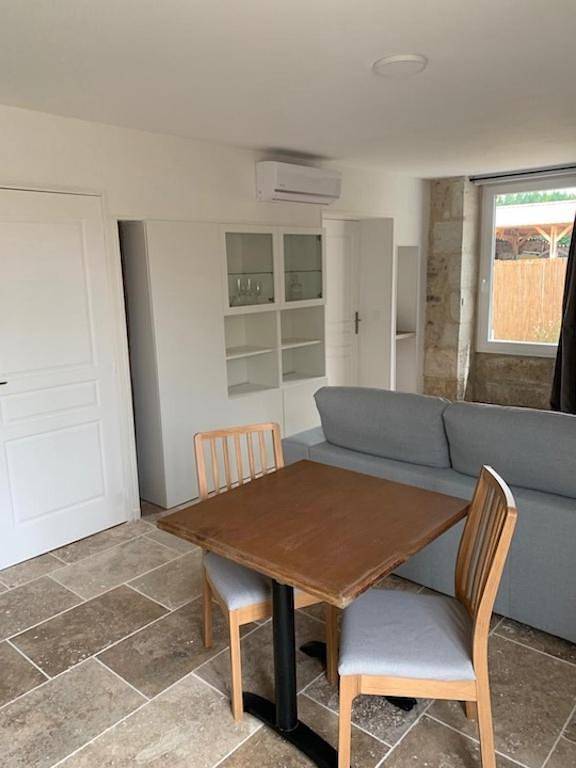 Gîte pour 2 personnes, avec vue et jardin à Chenaud