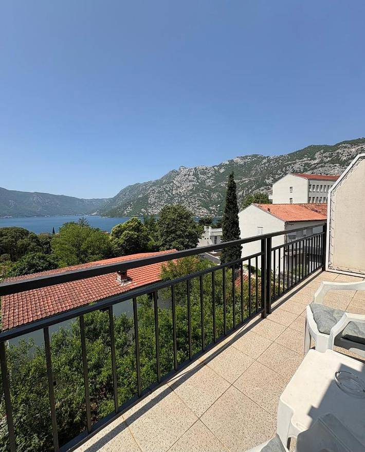 Gîte pour 4 personnes, avec terrasse et vue, animaux acceptés dans Risan - 3