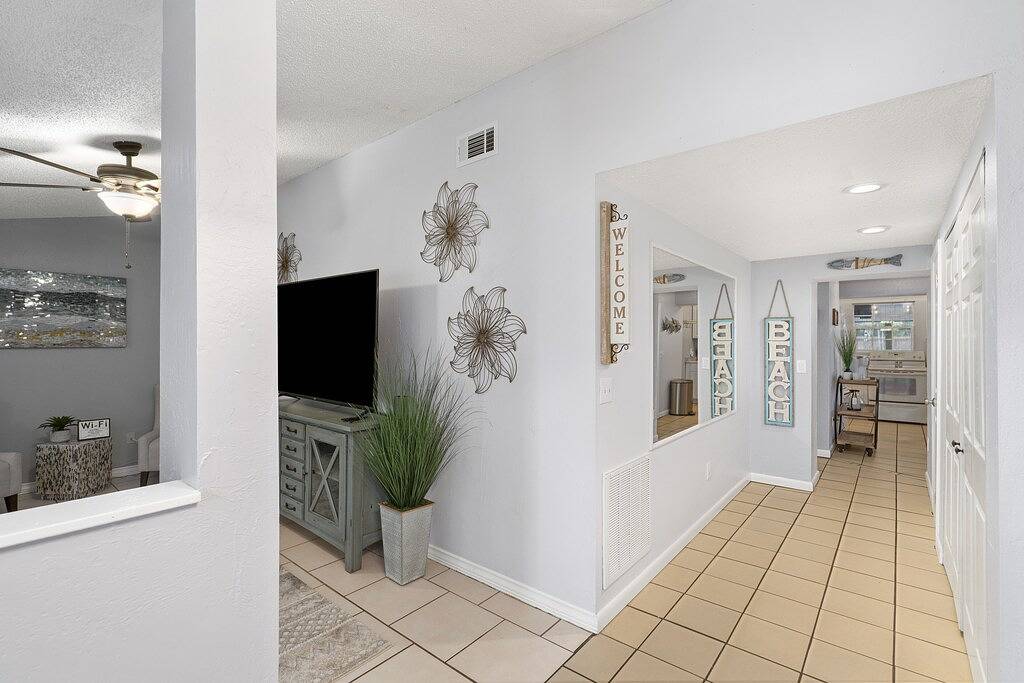 Entire Home, Pool, Lanai/Porch, Private Bar, Minutes to Beach, Fully Stocked!! in Largo, Pinellas County