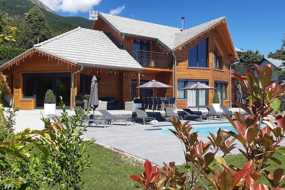 Chalet Avec Espace Balneotherapie Et Piscine in Puy-Saint-Eusèbe, Parc national des Écrins