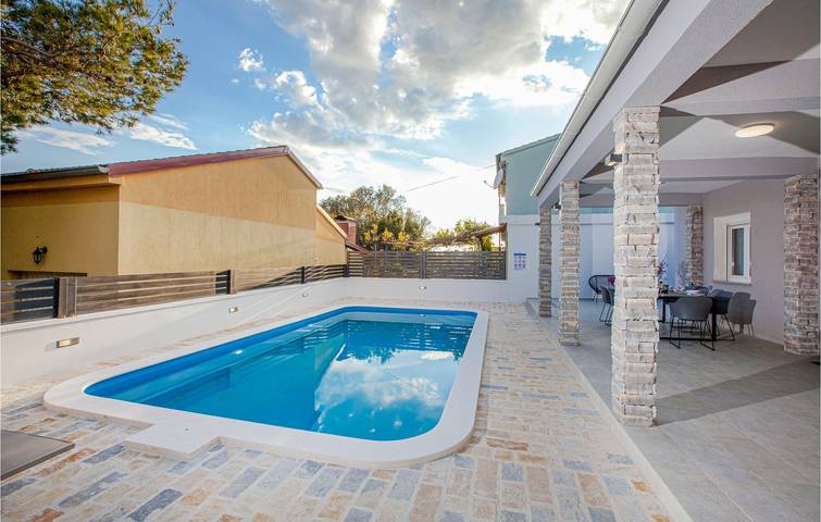 Gemütliche 2-Zimmer-Wohnung mit Pool und WLAN, 2,5 km vom Strand entfernt in Starigrad, Zadar