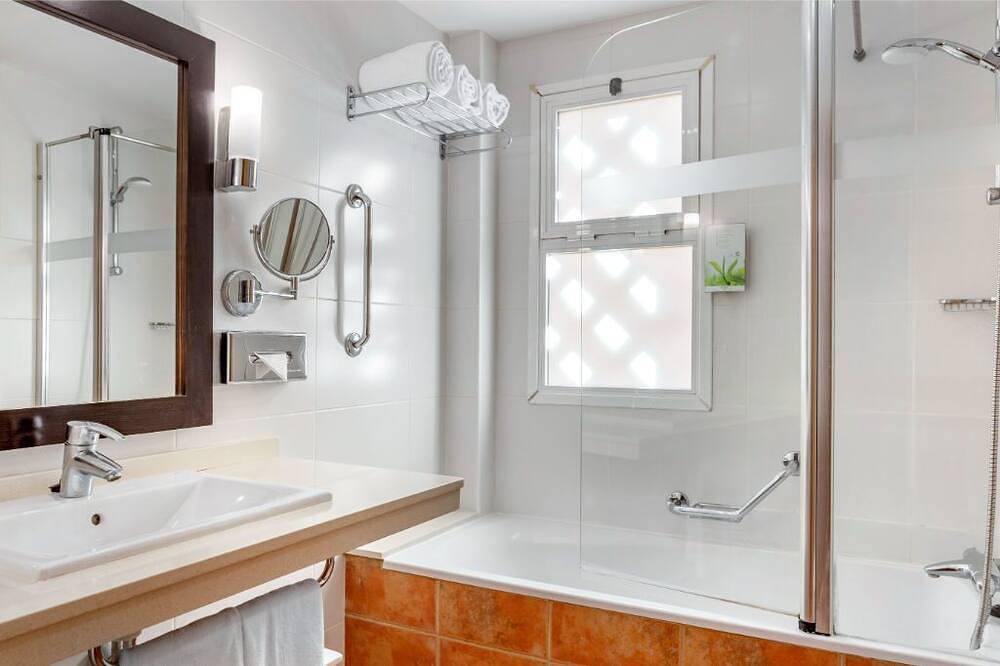Geheel appartement, Modern 1-Bed Apartment | Costa Adeje | Sleeps 4 in Playa Puerto Colón, Adeje