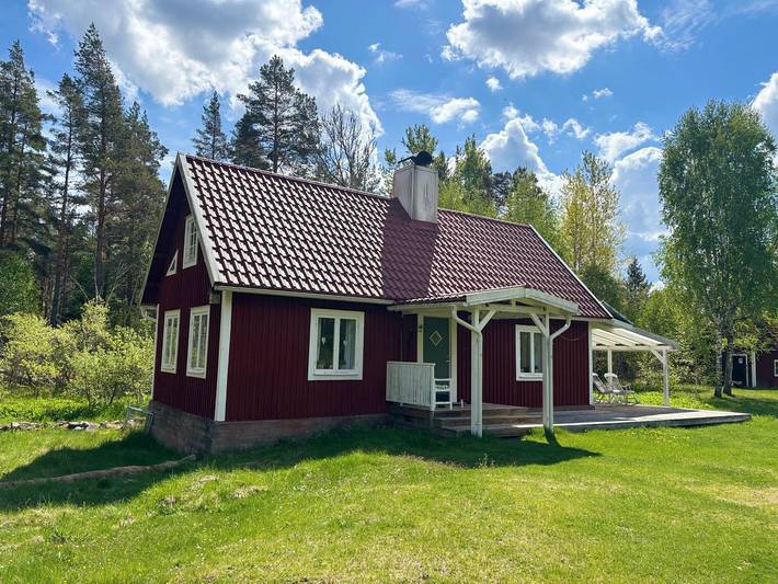 Hus Kråksmåla – Secluded Lakefront Holiday Home with Boats in Småland in Nybro