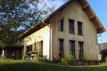 Gîte pour 7 personnes, avec jardin à Sarcenas