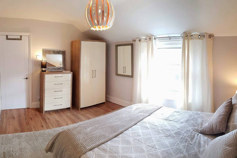 Light, airy & spacious room. Centrally located in Portsmouth, South East England