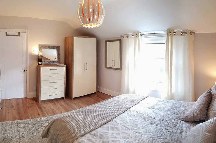 Helles, luftiges und geräumiges Zimmer. Zentral gelegen in Portsmouth, Südostengland