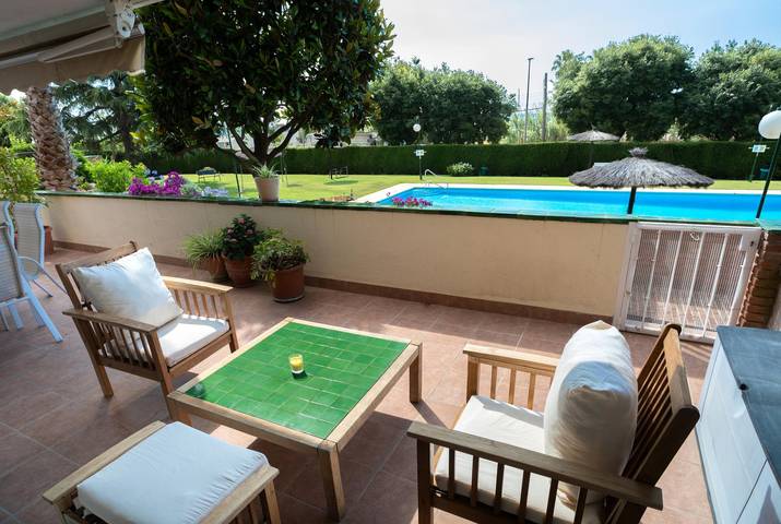 Ferienwohnung für 8 Personen, mit Ausblick und Terrasse sowie Pool und Garten in Costa Barcelona - 3
