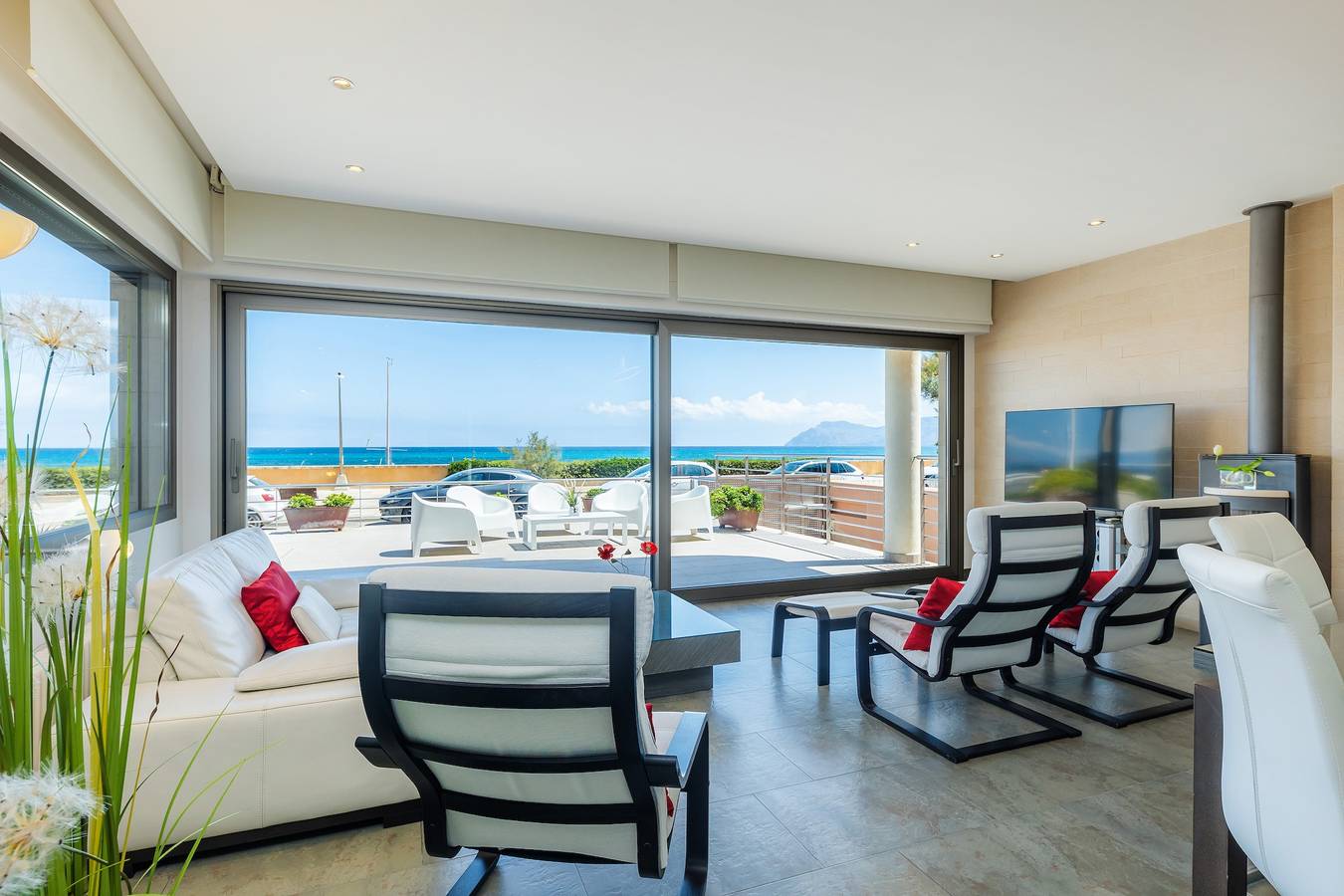 Villa 'Bohemi' Frente al mar, Wi-Fi y aire acondicionado en las habitaciones in Playa Son Serra de Marina, Santa Margalida