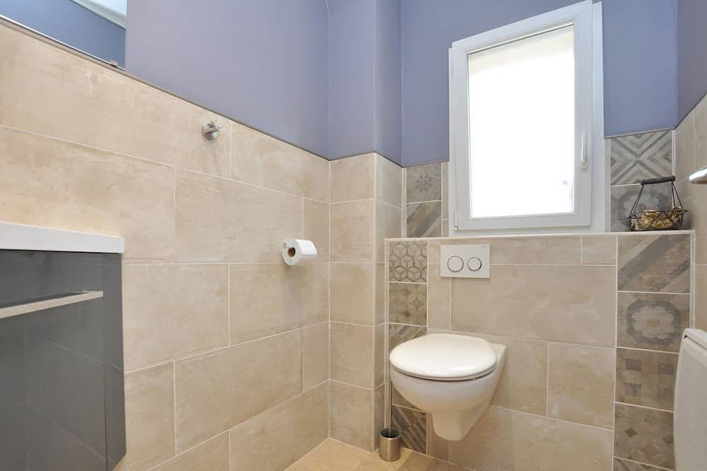 Awesome home in Villecroze in Villecroze, Region de Draguignan