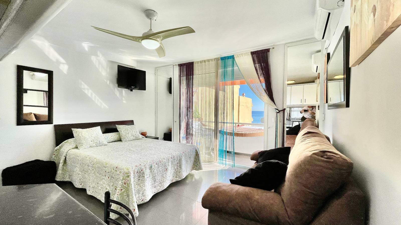 Entire apartment, Bulto Carihuela directly by the Beach with Sea View & Balcony in La Carihuela, Torremolinos
