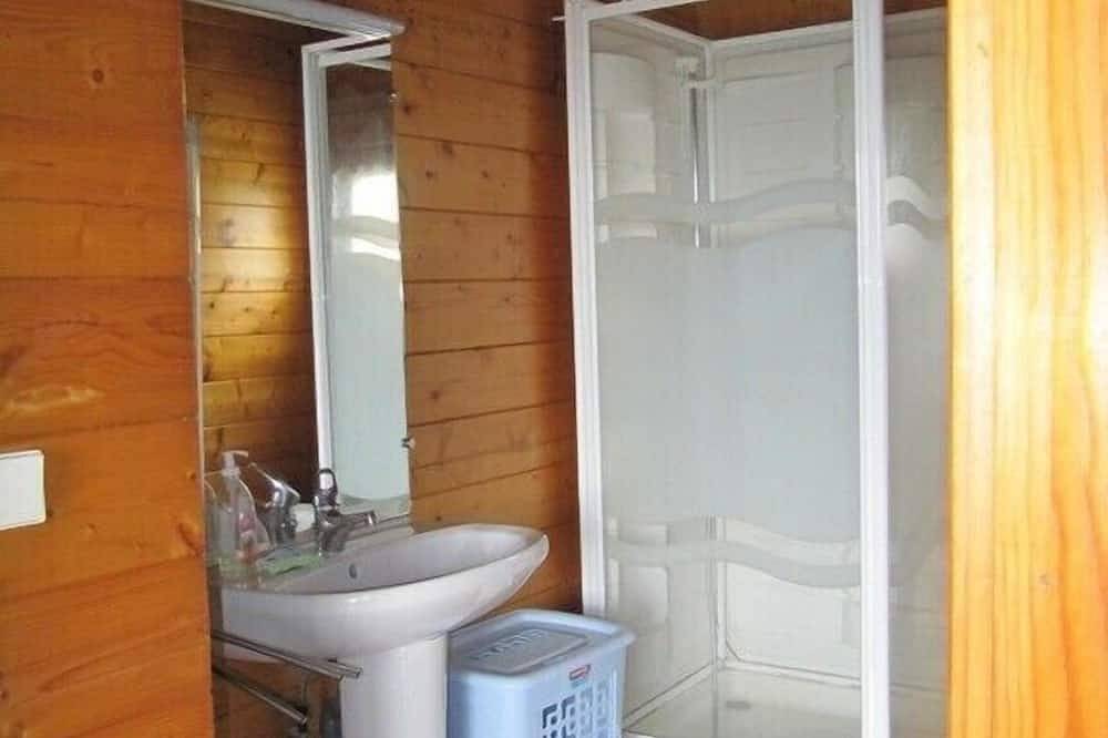 Quiet, air-conditioned chalet with heated pool, sleeps 6, 2 bedrooms in Terrasson-Lavilledieu, Périgord Noir
