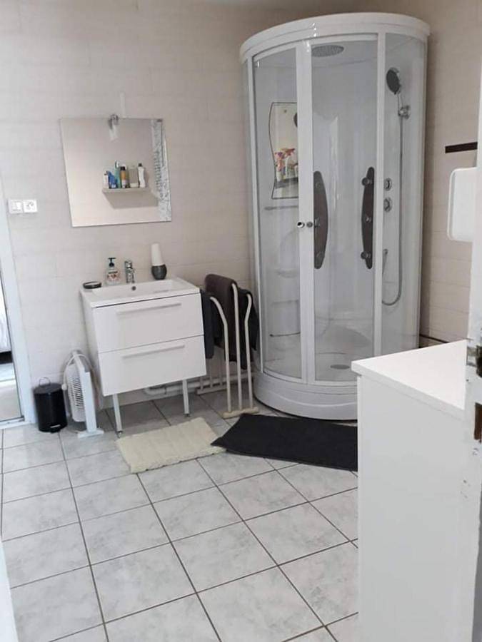 Double Room with Private Bathroom in Aigrefeuille-d'Aunis, Région de Rochefort