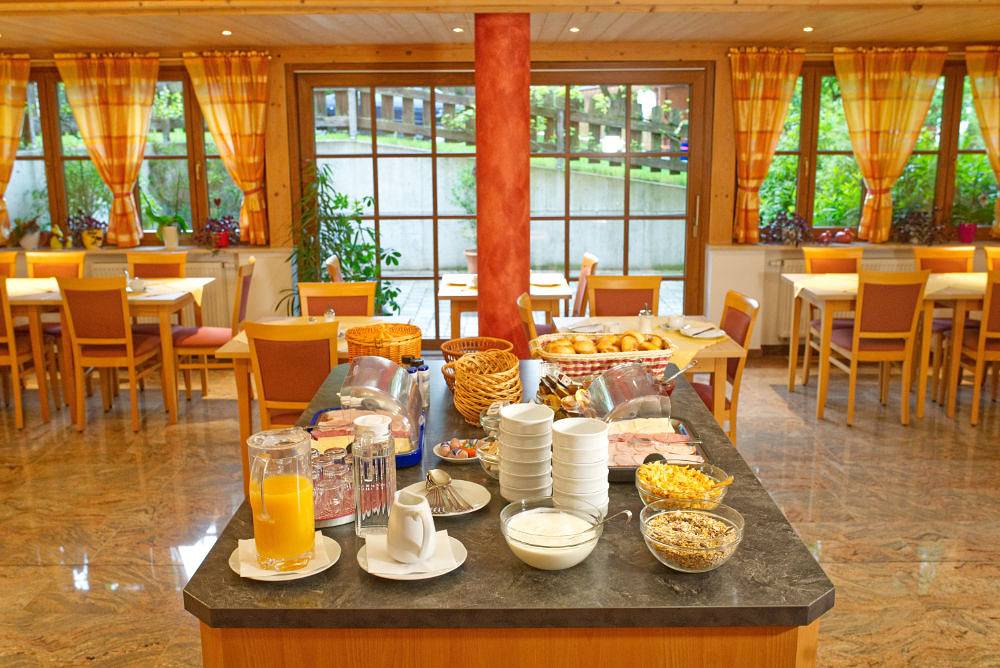 Gäste- und Apartmenthaus Wiesholler - Ferienwohnung Typ 13, mit 2 Schlafzimmer und Terrasse in Chieming, Chiemsee