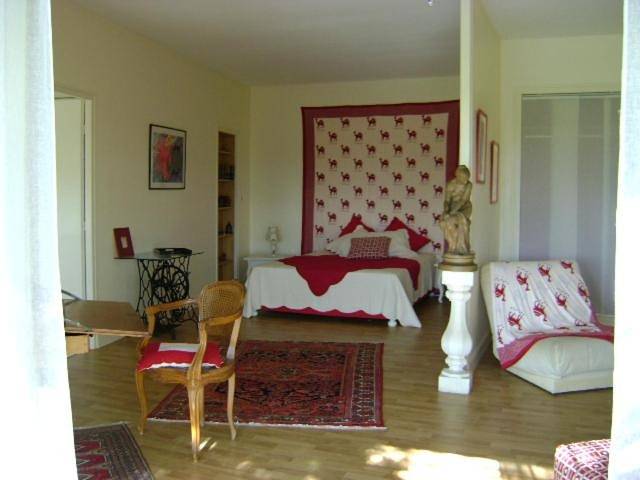 Location de vacances pour 4 personnes, avec Terrasse et Jardin ainsi que Piscine et Vue à Branne