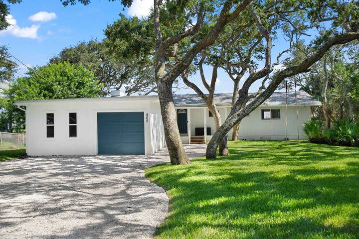 Vacation rental for 6 people, with balcony and yard, kid friendly in Vilano Beach