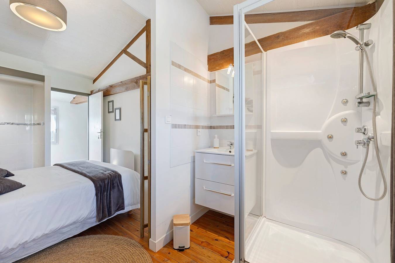 Chambre d’hôtes « Eugénie - Aux Charmes d’Antan » avec piscine, terrasse et Wi-Fi partagés in La Pommeraie-sur-Sèvre, Fontenay-le-Comte